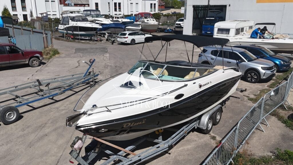 Rinker 246 Captiva CC mit Straßentrailer
